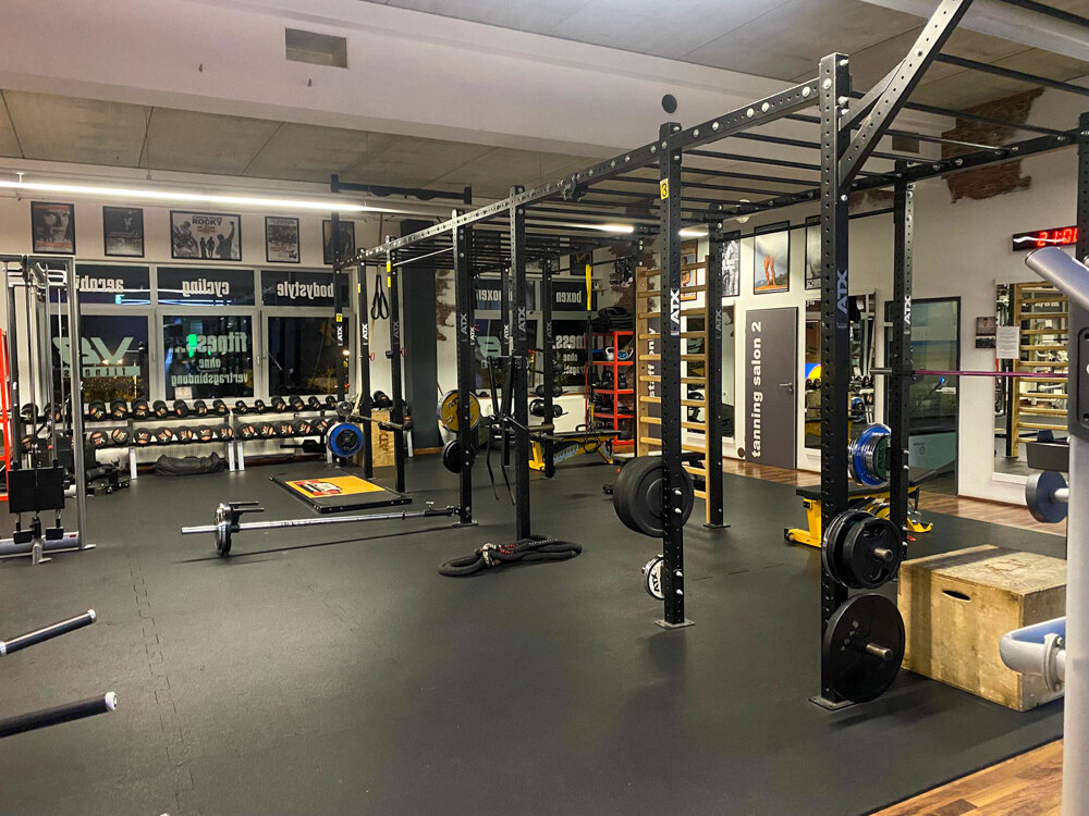 Functional-Training-Bereich mit Racks und freien Gewichten
