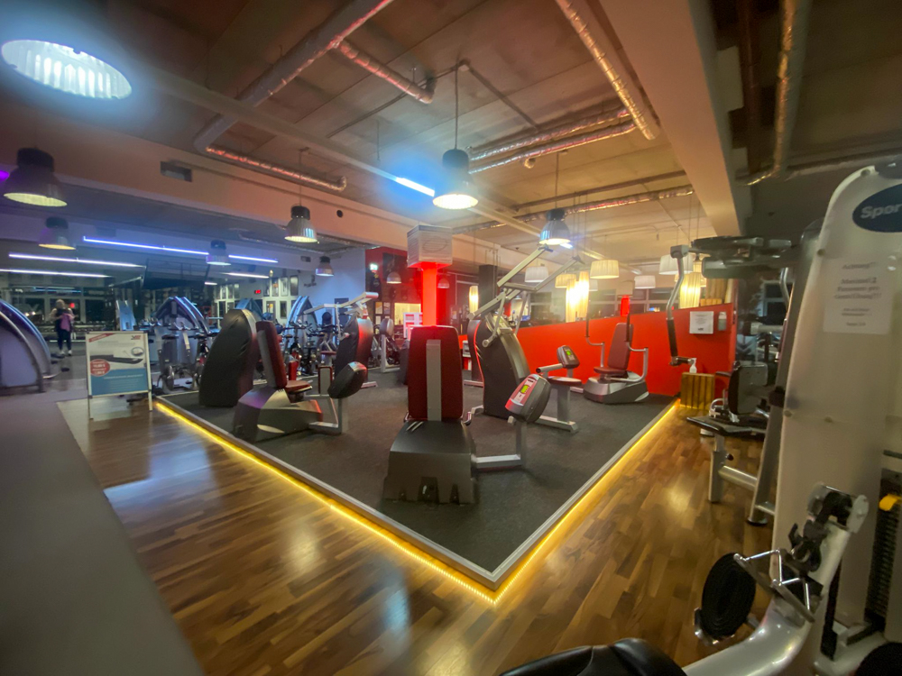 Einladender Milon-Trainingsbereich im v8 fitness Hauptstudio